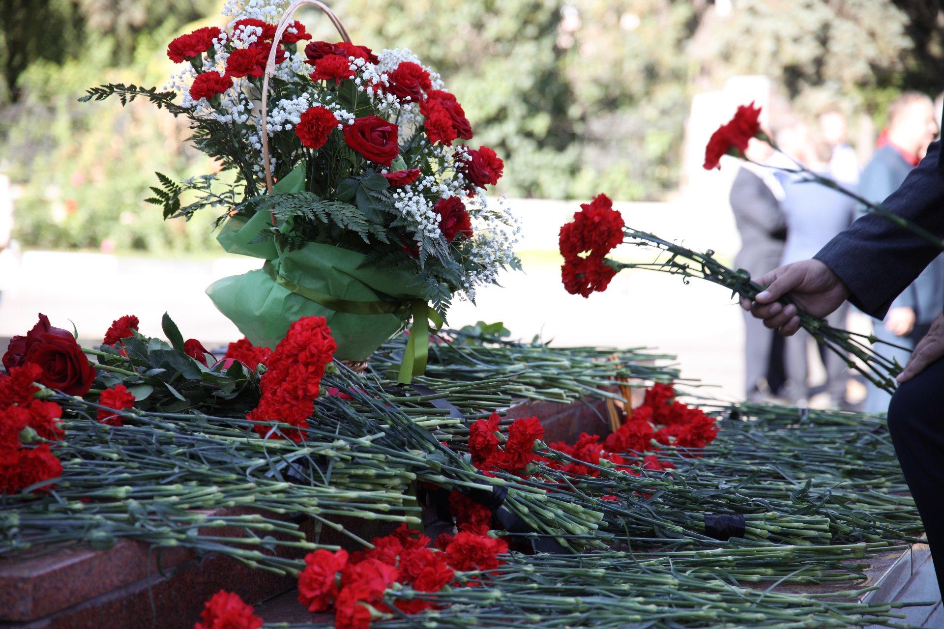 возложить цветы на кладбище