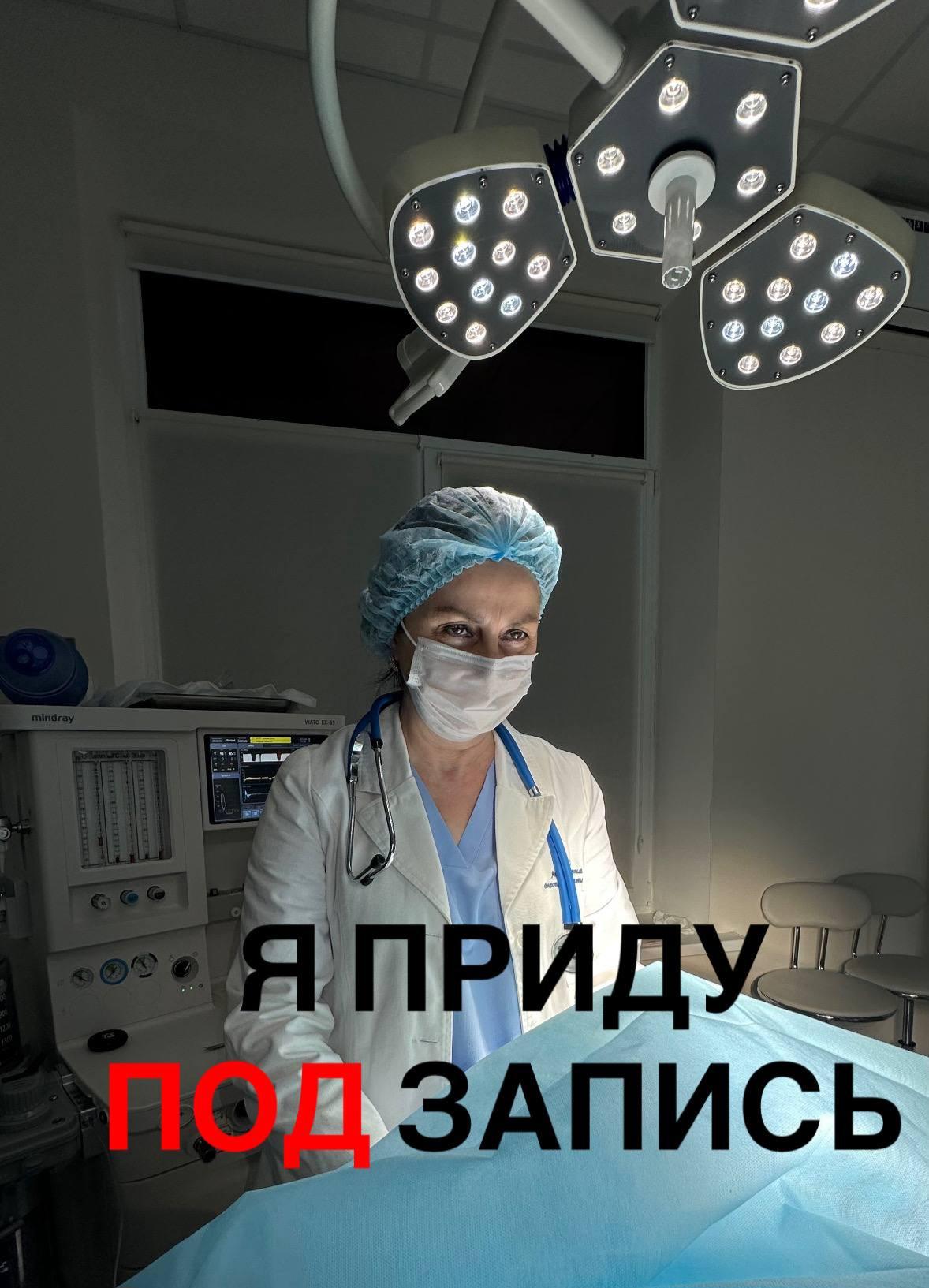 Специалист клиники разговаривает с пациентом в зоне ожидания, иллюстрация живого потока пациентов и важности присутствия врача или специалиста в клинике.