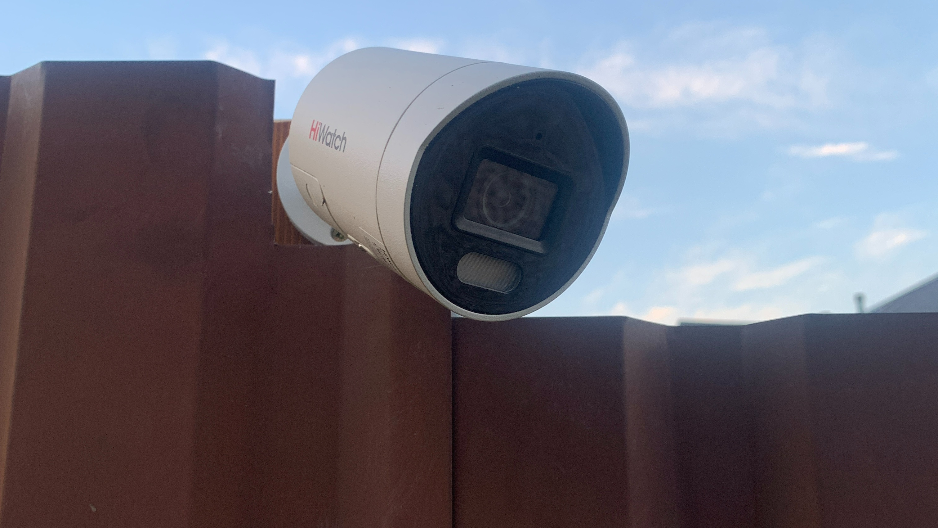 Камера hiwatch установлена на заборе