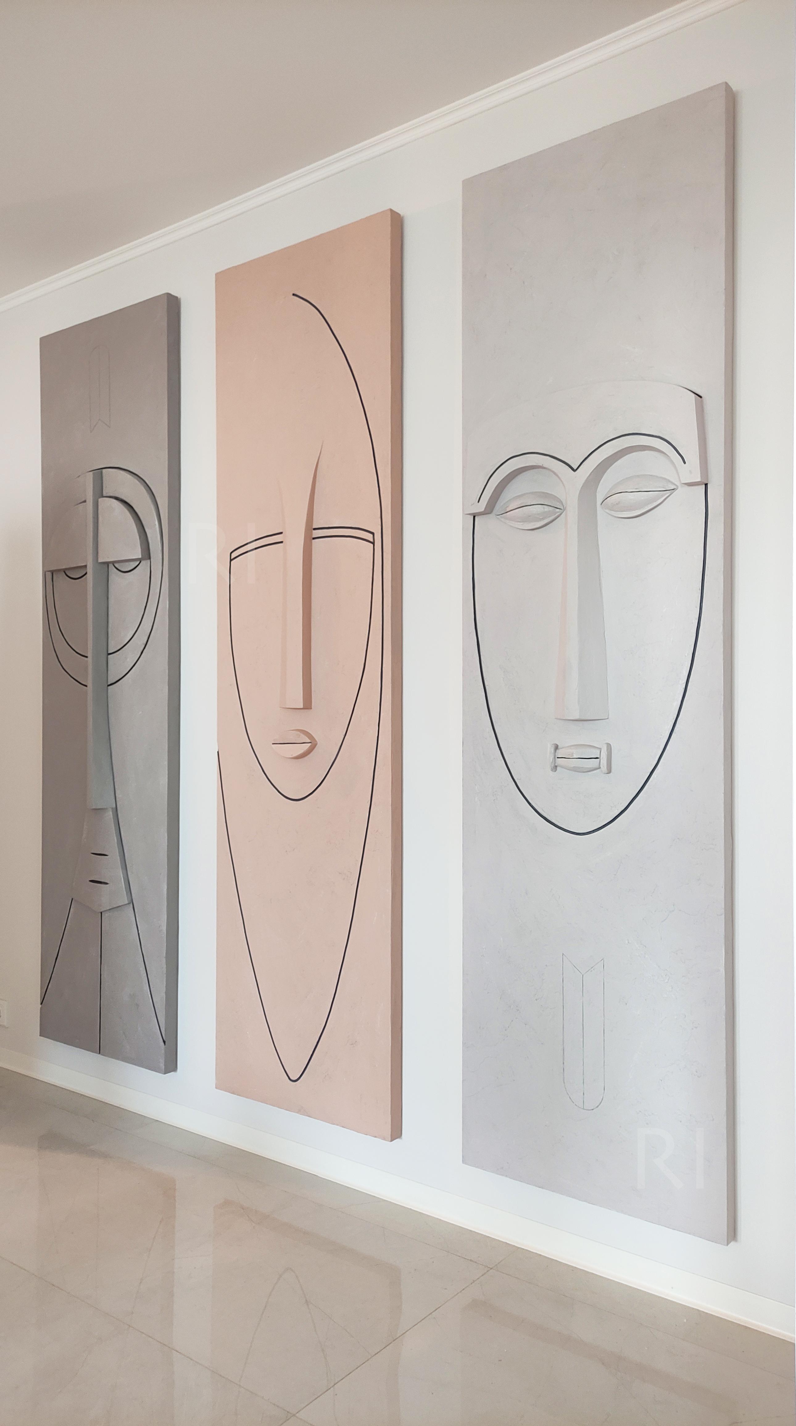 три панно на стене в интерьере