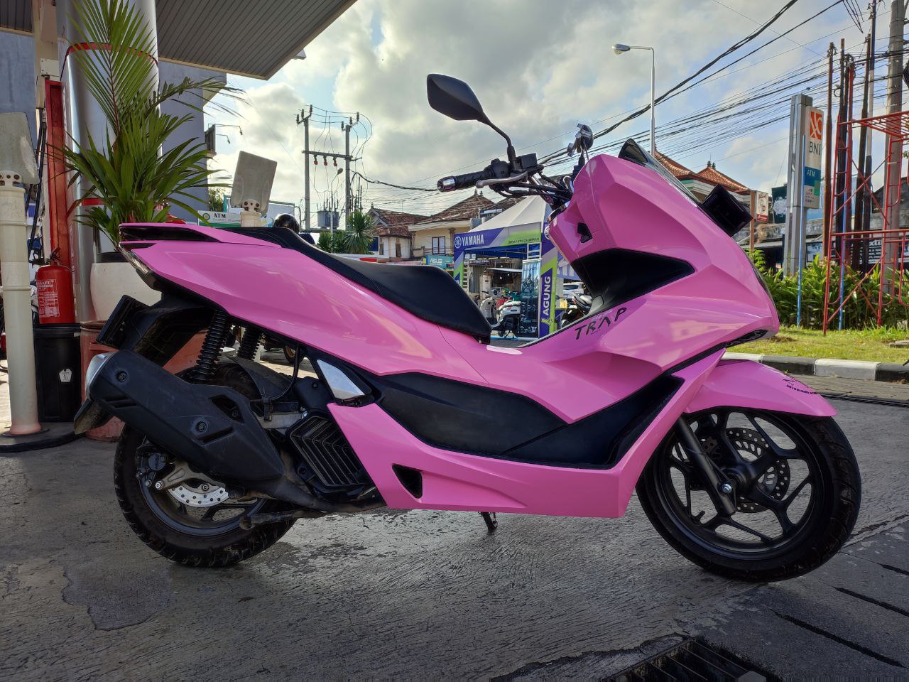 Honda PCX 160 pink