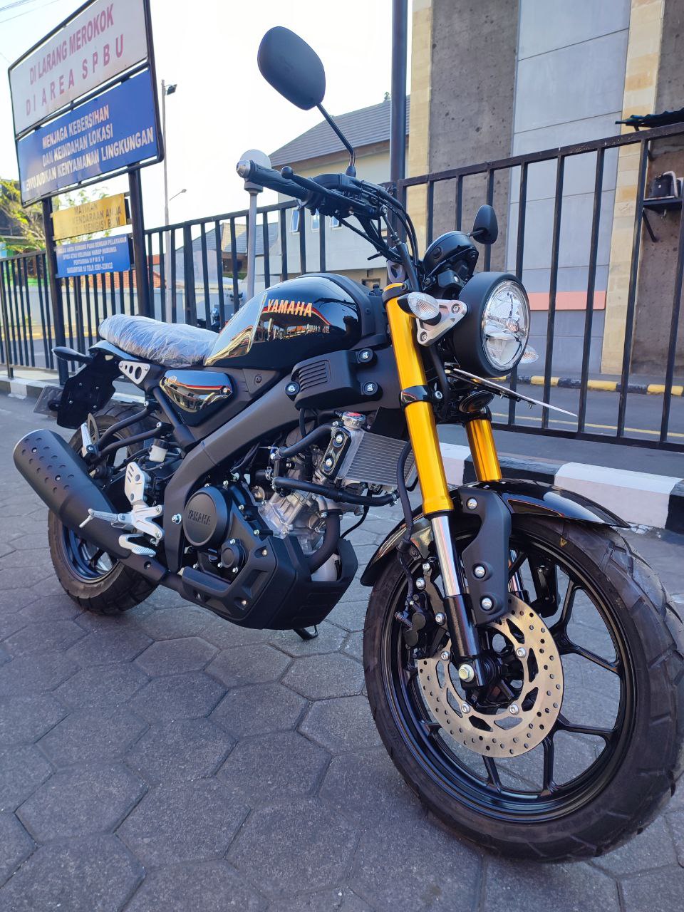 Yamaha XSR 155 black