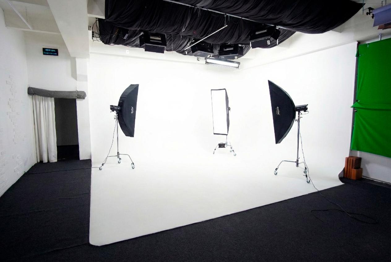 Белая циклорама белой студии