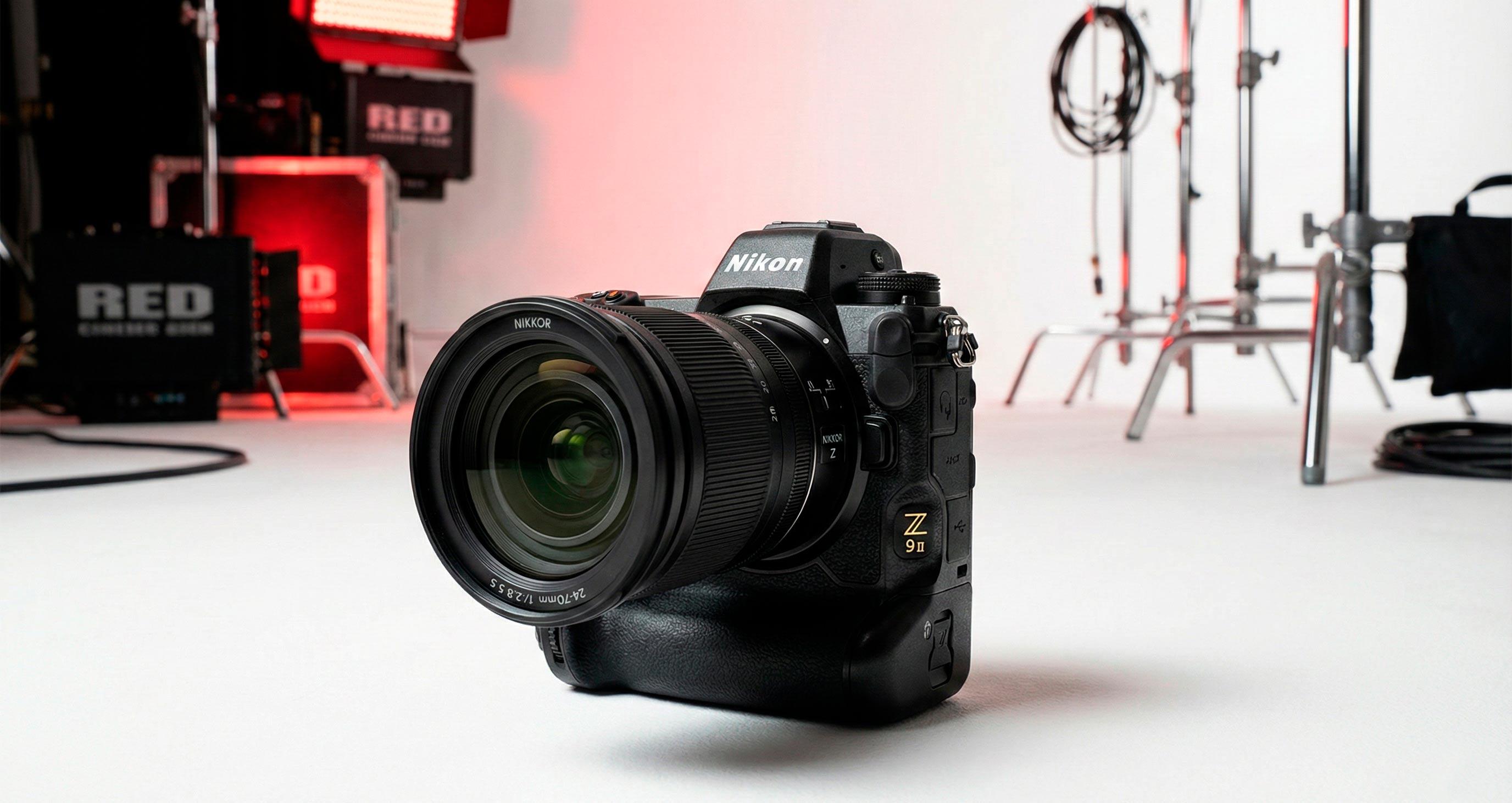 Новая камера Nikon Z9 II с объективом Nikkor Z на фоне профессиональной студии.