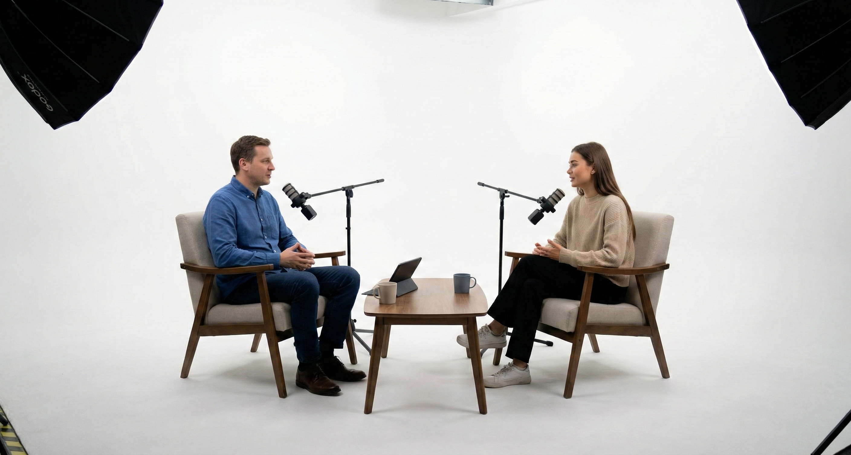 Подкаст на белой циклораме