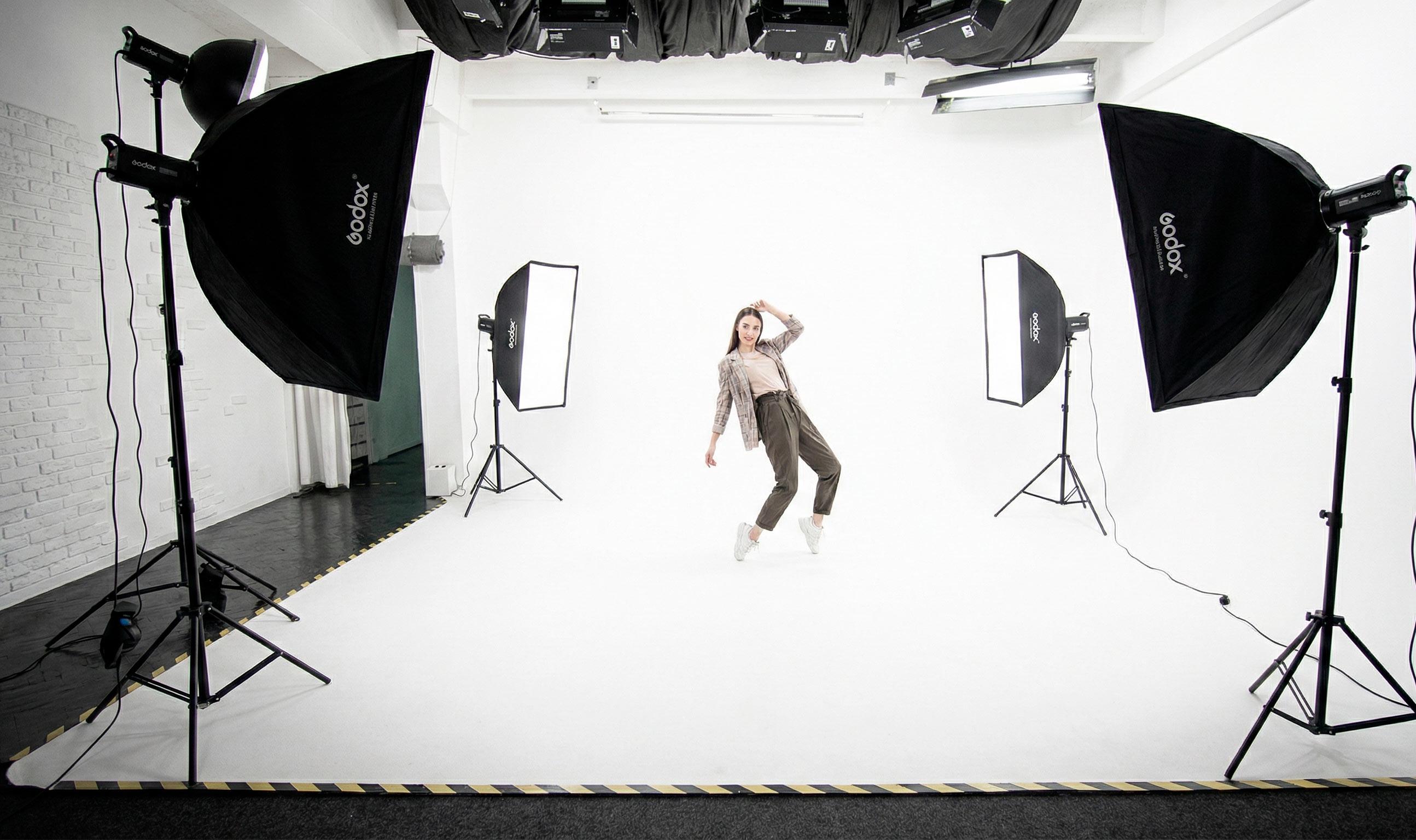 Белая циклорама в видеостудии White Studio Москва