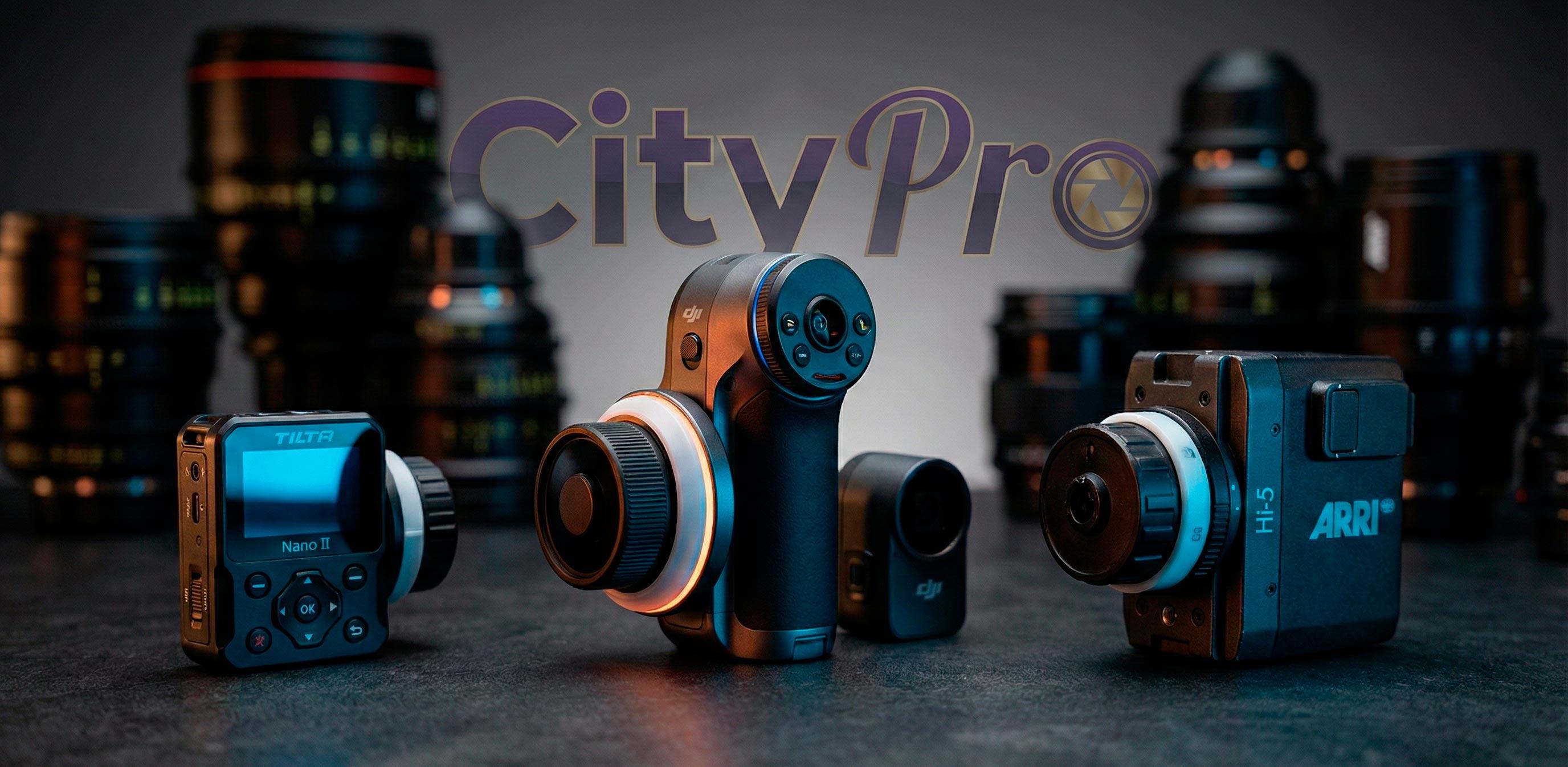 Сравнение радиофокусов Tilta, DJI и ARRI на столе в видеостудии.