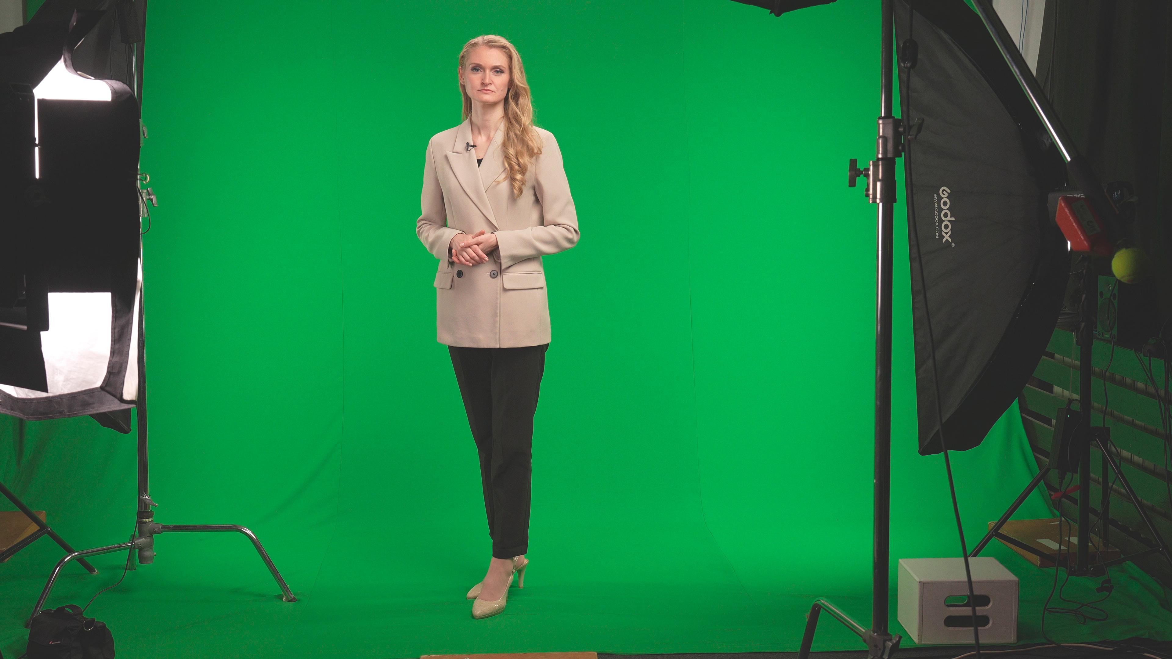 Достаточно повесить зеленую ткань и правильно выставить свет.