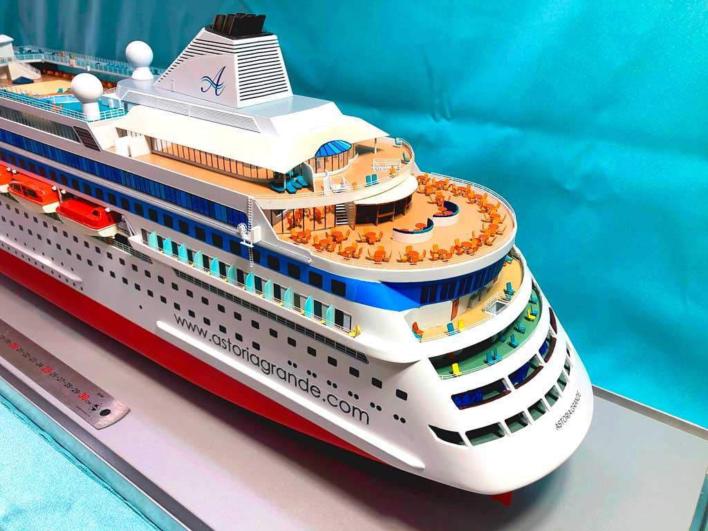 Макет техники на заказ для выставки грузовой автомобиль Краз гружённый понтоном.