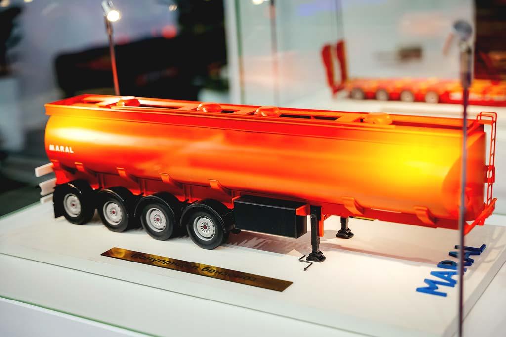 Макет техники на заказ для выставки грузовой автомобиль Краз гружённый понтоном.