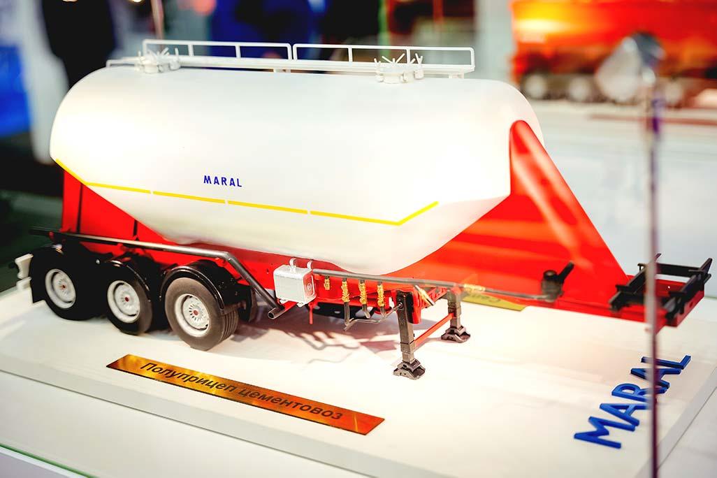 Макет техники на заказ для выставки грузовой автомобиль Камаз с антеннами и пеленгатором.