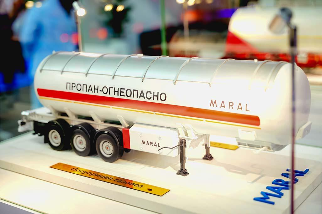 Макет техники на заказ для выставки грузовой автомобиль Камаз МЧС России с оборудованием с прозрачным кузовом.