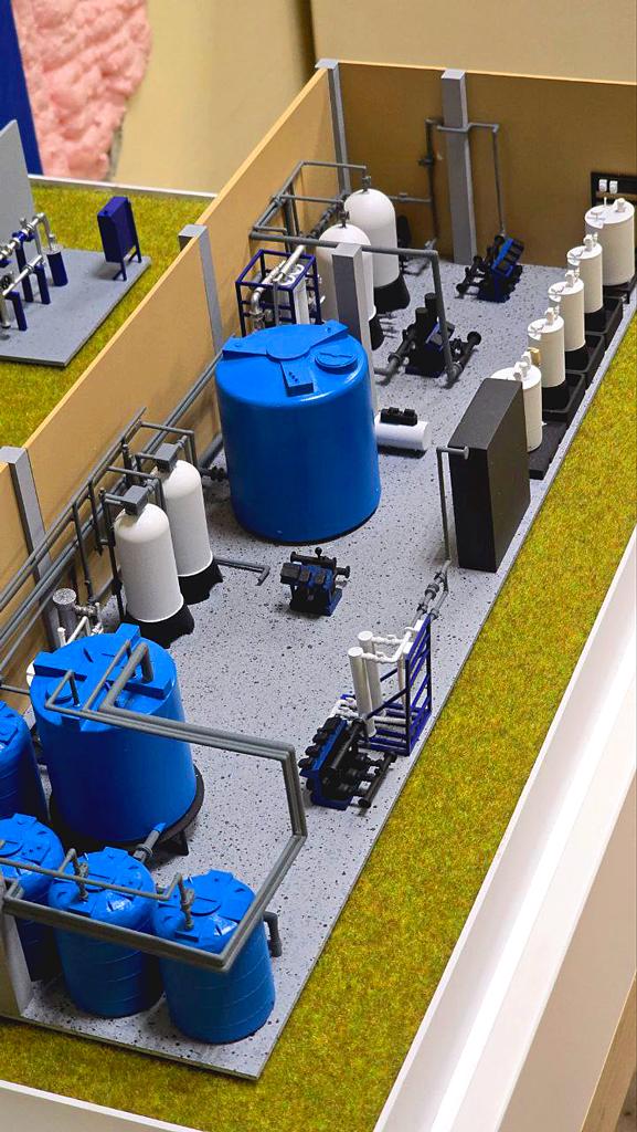 На изображении представлены модели двигателей, установленные на подставках с надписями, указывающими на их происхождение и характеристики. Эти модели могут использоваться для образовательных целей, демонстрации или коллекционирования.