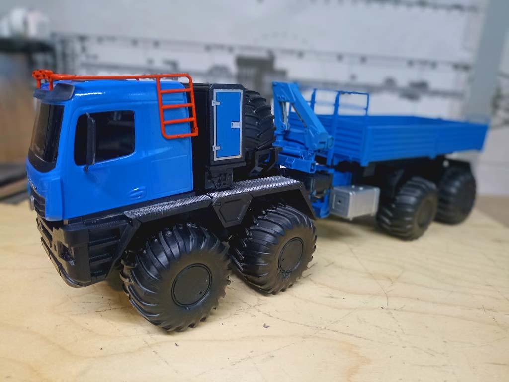 Представляем вашему вниманию потрясающий макет легендарного КАМАЗа, специально оборудованного для перевозки сжиженного газа! Этот не просто уменьшенная копия – это произведение искусства, идеально подходящее для ценителей масштабных моделей, коллекционеров грузовиков и всех, кто ценит качество и детализацию.