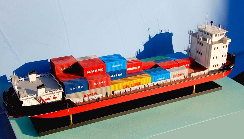 3‑D масштабная модель контейнеровоза с контейнерами Maersk, Hanjin и C.K. Line: детализированная экспозиция для логистики, образования и коллекционирования 3‑D масштабная модель морского контейнеровоза: на палубе — разноцветные контейнеры с маркировкой Maersk, Hanjin, C.K. Line; корпус красно‑чёрный, надстройка белая; экспонат на подставке для демонстрации принципов морских грузоперевозок