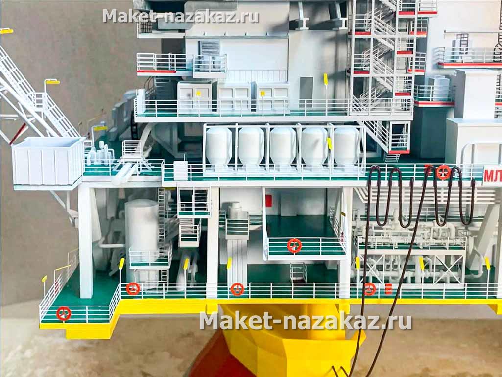 Макет техники на заказ для выставки грузовой автомобиль Краз гружённый понтоном.