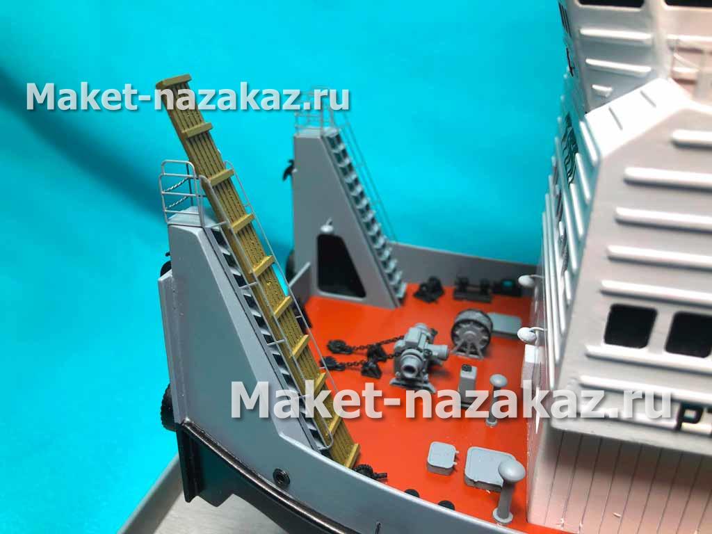 На изображении показана макет пожарного автомобиля с лестницей и шлангом для противообледенительной обработки воздушных судов. Обеспечивает удаление с воздушного судна снежного и ледяного отложения, обработку его поверхности противообледенительной жидкостью и нагрев воды до рабочего состояния 80