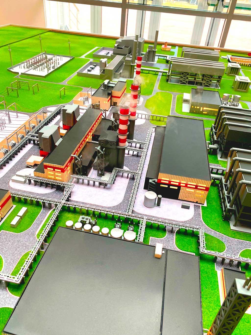 Макет техники на заказ для выставки грузовой автомобиль Краз гружённый понтоном.