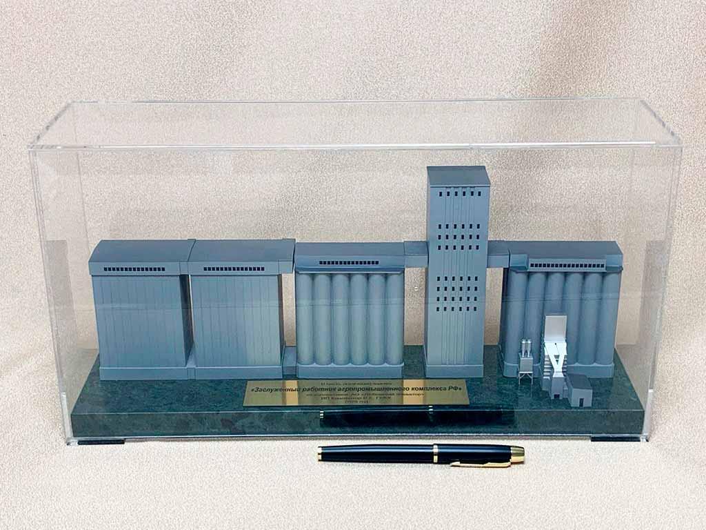 Макет техники на заказ для выставки грузовой автомобиль Краз гружённый понтоном.