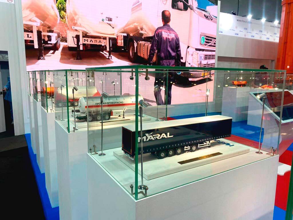 На изображении показана макет пожарного автомобиля с лестницей и шлангом для противообледенительной обработки воздушных судов. Обеспечивает удаление с воздушного судна снежного и ледяного отложения, обработку его поверхности противообледенительной жидкостью и нагрев воды до рабочего состояния 80