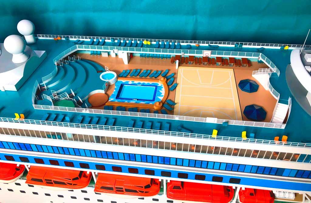 Макет техники на заказ для выставки грузовой автомобиль Камаз МЧС России с оборудованием с прозрачным кузовом.