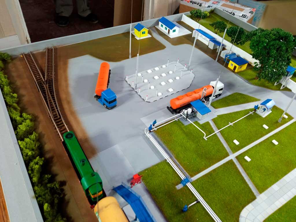 Макет техники на заказ для выставки грузовой автомобиль Краз гружённый понтоном.