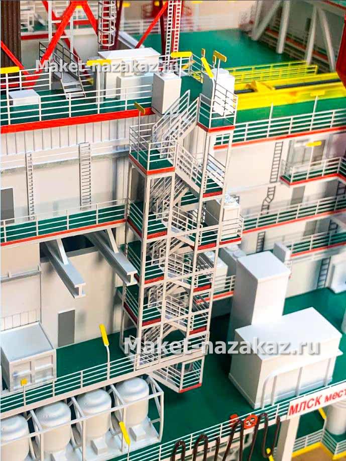 На фотографии представлен макет оранжевого полуприцепа с 12 колесами, выполненный с высокой детализацией. Полуприцеп имеет аккуратные линии и реалистичную отделку, что подчеркивает его предназначение для выставки. Фон изображения ненавязчивый, что позволяет сосредоточиться на модели техники.