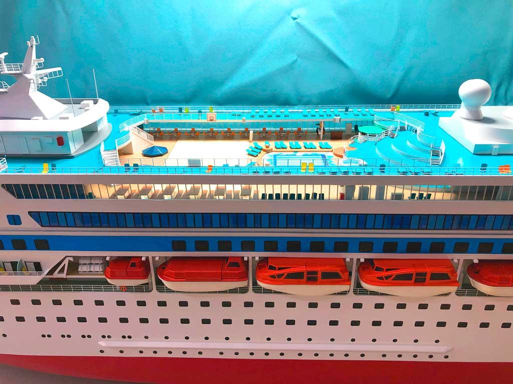 Макет техники на заказ для выставки грузовой автомобиль Краз гружённый понтоном.