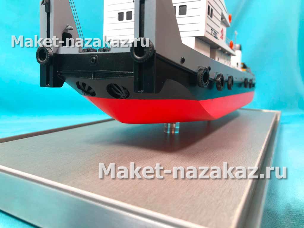 Макет техники на заказ для выставки грузовой автомобиль Камаз с антеннами и пеленгатором.
