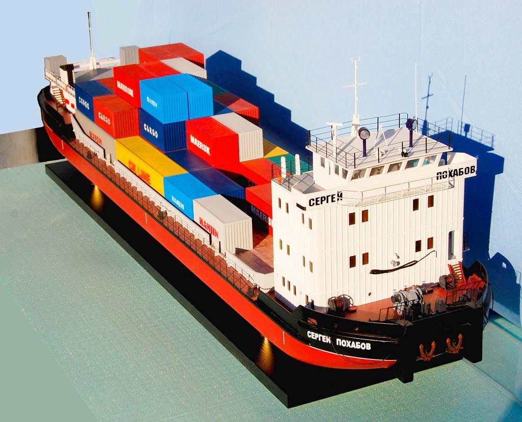 3‑D масштабная модель контейнеровоза с контейнерами Maersk, Hanjin и C.K. Line: детализированная экспозиция для логистики, образования и коллекционирования 3‑D масштабная модель морского контейнеровоза: на палубе — разноцветные контейнеры с маркировкой Maersk, Hanjin, C.K. Line; корпус красно‑чёрный, надстройка белая; экспонат на подставке для демонстрации принципов морских грузоперевозок