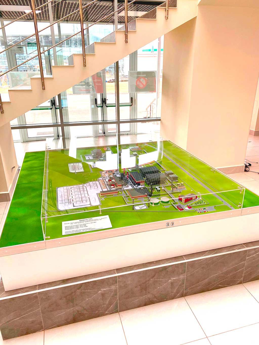 Макет техники на заказ для выставки грузовой автомобиль Краз гружённый понтоном.