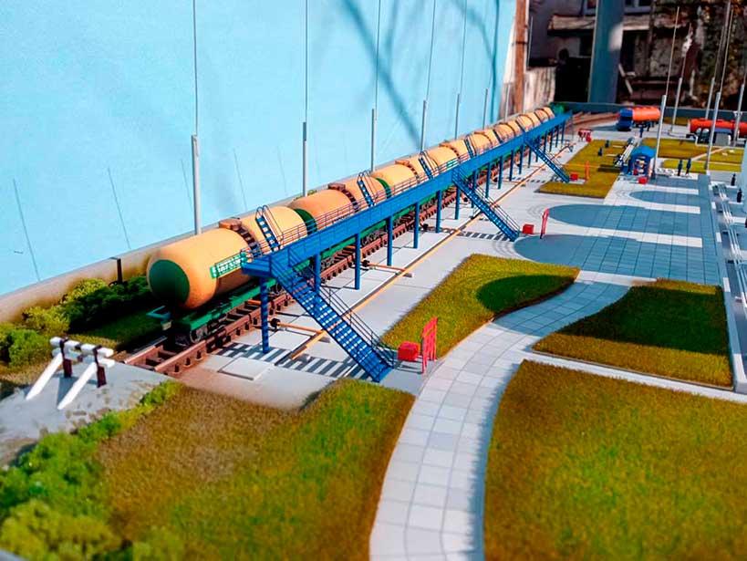 Макет техники на заказ для выставки грузовой автомобиль Краз гружённый понтоном.