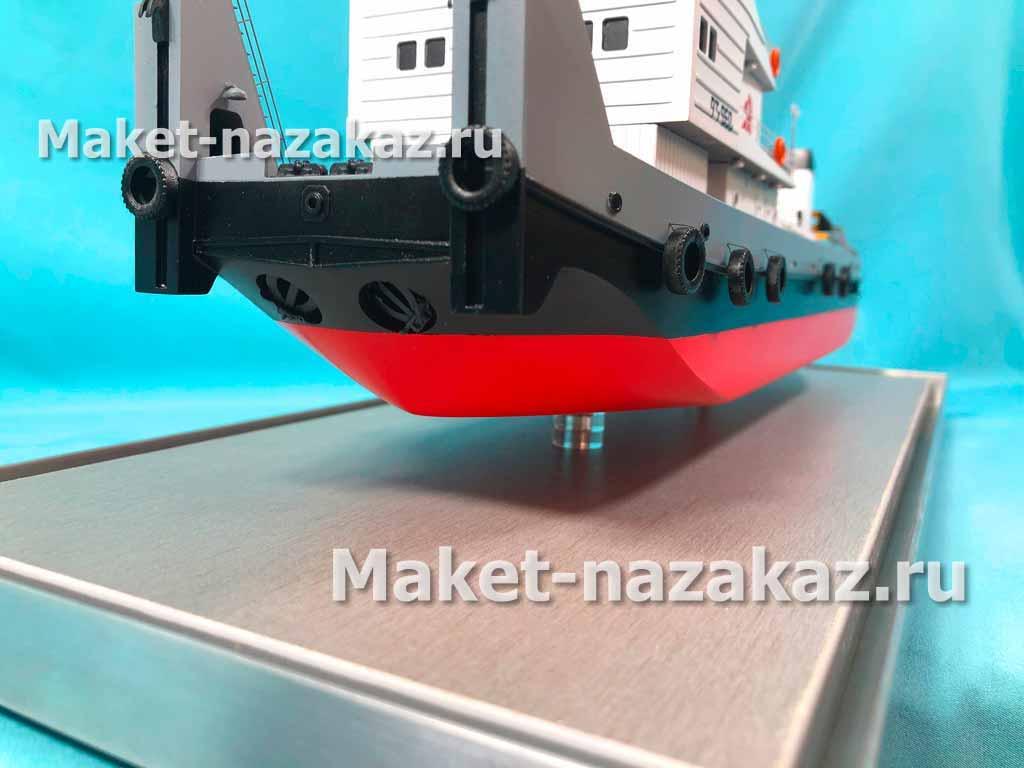 Макет техники на заказ для выставки грузовой автомобиль Камаз с антеннами и пеленгатором.