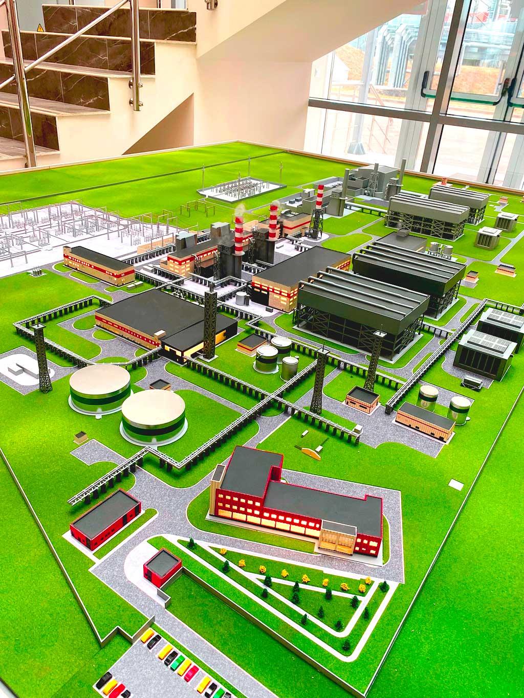 Макет техники на заказ для выставки грузовой автомобиль Краз гружённый понтоном.