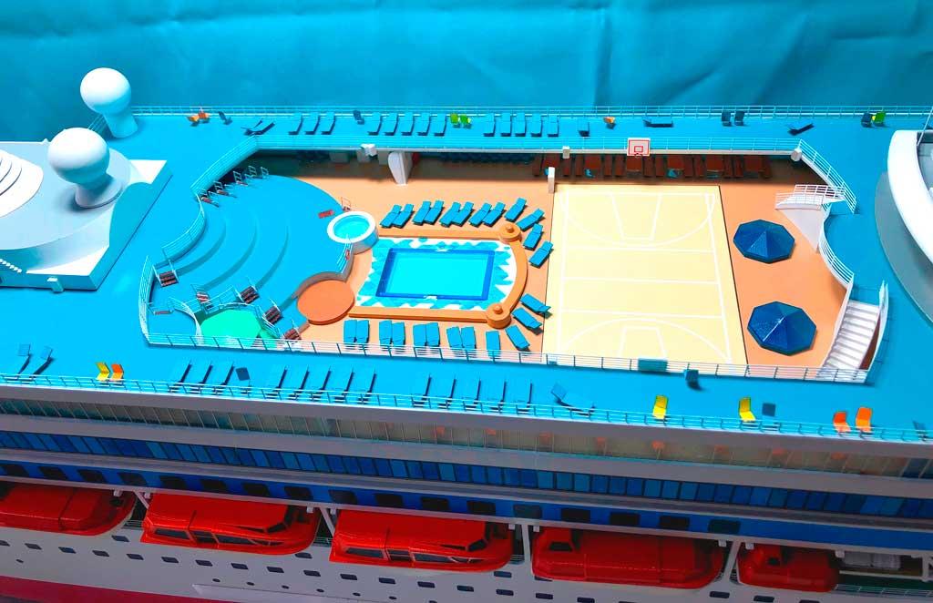 Макет техники на заказ для выставки грузовой автомобиль Краз гружённый понтоном.