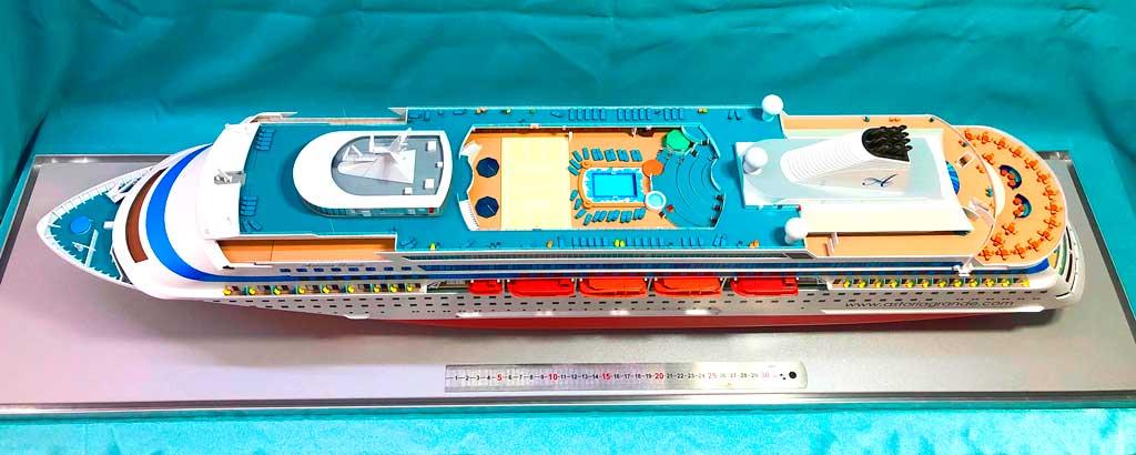 Макет техники для выставки Камаз Молоко с цистерной серебристого цвета