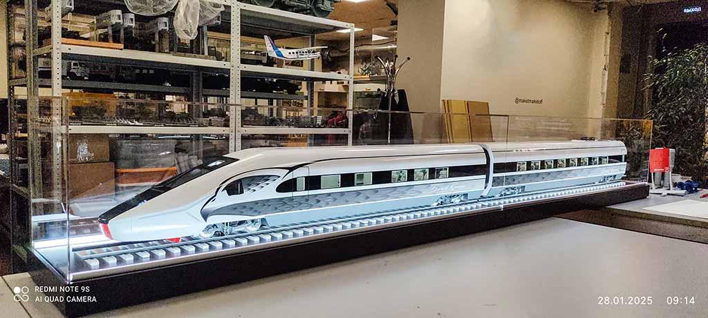 3D-масштабная модель высокоскоростного поезда «Белый кречет» для ВСМ Москва — Санкт-Петербург — футуристический дизайн и инженерная точность в миниатюре Фотография представляет собой модель самолета Boeing 737-800, созданную на заказ. Модель отличается высокой точностью и реализмом, что позволяет наглядно оценить достоинства компании-производителя. Она предназначена для использования на выставках и презентациях, где акцентируется внимание на достижениях и инновациях компании.