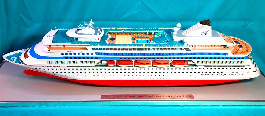 Представляем вашему вниманию потрясающий макет легендарного КАМАЗа, специально оборудованного для перевозки сжиженного газа! Этот не просто уменьшенная копия – это произведение искусства, идеально подходящее для ценителей масштабных моделей, коллекционеров грузовиков и всех, кто ценит качество и детализацию.