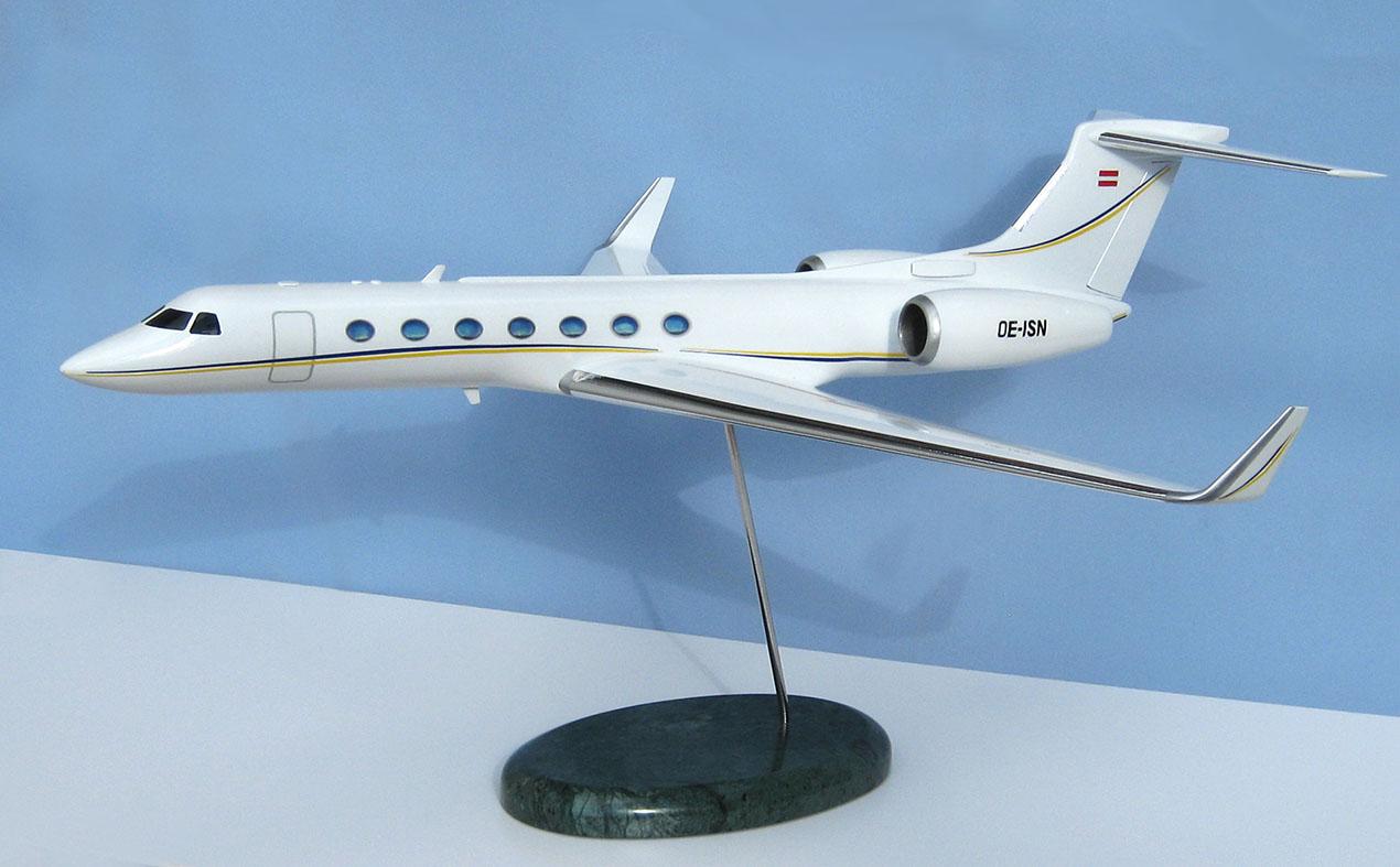 Фотография представляет собой модель самолета Boeing 737-800, созданную на заказ. Модель отличается высокой точностью и реализмом, что позволяет наглядно оценить достоинства компании-производителя. Она предназначена для использования на выставках и презентациях, где акцентируется внимание на достижениях и инновациях компании.