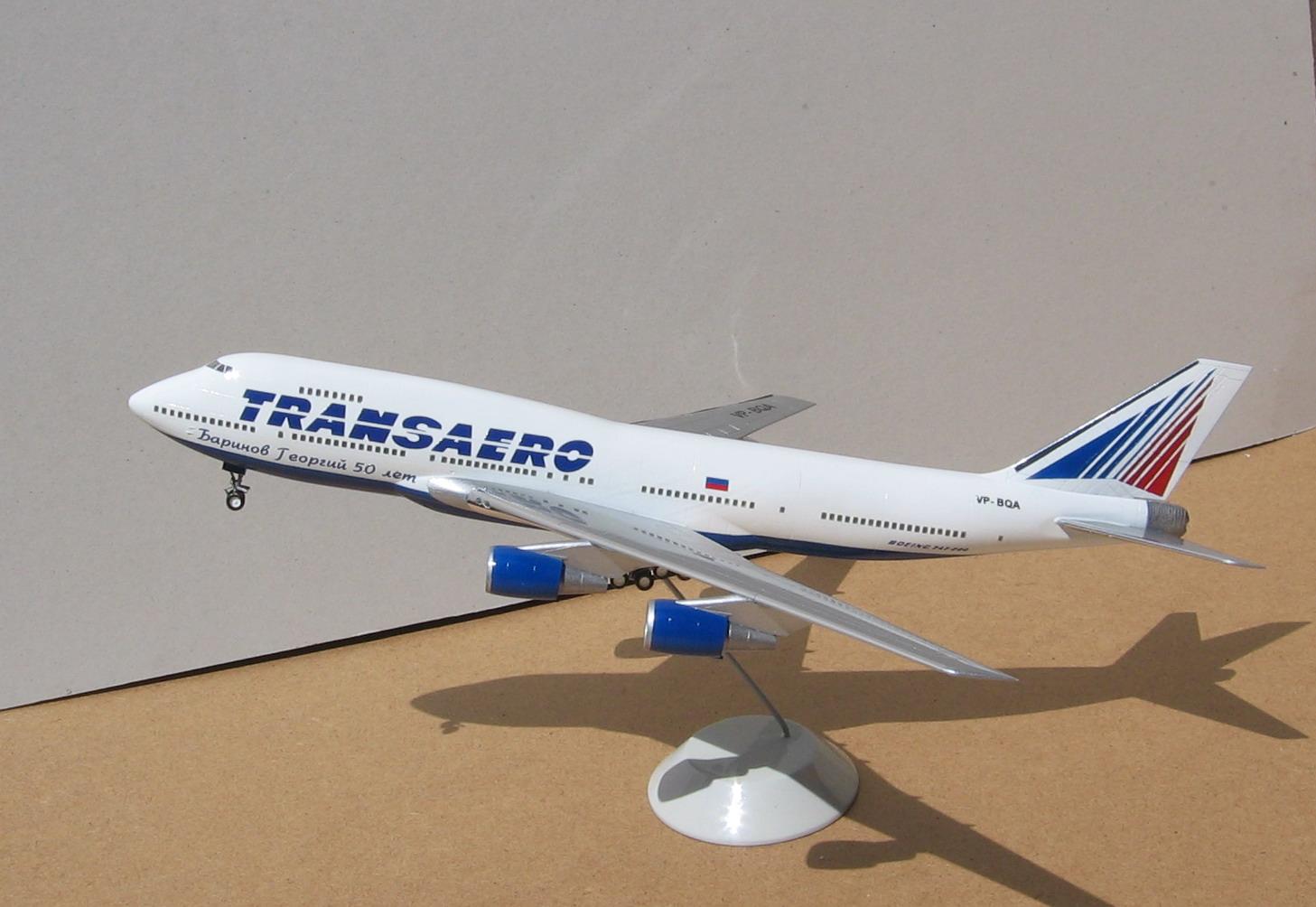 Фотография представляет собой модель самолета Boeing 737-800, созданную на заказ. Модель отличается высокой точностью и реализмом, что позволяет наглядно оценить достоинства компании-производителя. Она предназначена для использования на выставках и презентациях, где акцентируется внимание на достижениях и инновациях компании.