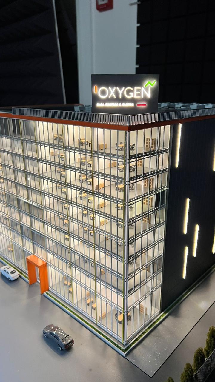 3D-масштабный макет современного дата-центра: многоэтажное здание с прозрачными фасадами, демонстрирующее внутреннюю планировку с рабочими местами. Включены детализированные элементы территории — парковка на 2500 мест, зелёные насаждения, зоны отдыха с мебелью под навесами. Указаны ключевые параметры: мощность 25 МВА, площадь здания 10 000 кв. м, площадь территории 0,78 га. Реалистичная модель для презентации архитектурного и инфраструктурного решения дата-центра.