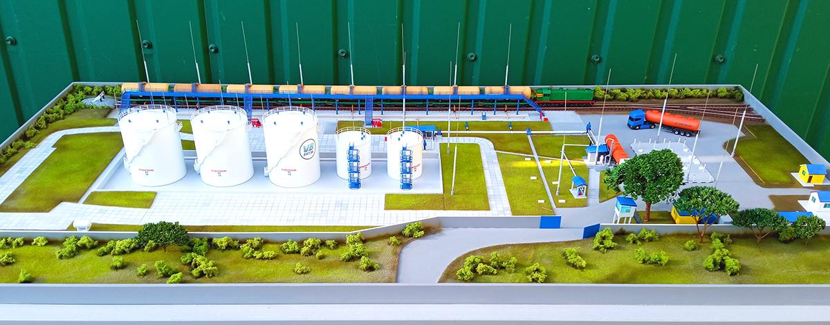 Это сложное устройство преобразует химическую энергию топлива в механическую работу, создавая тягу. Макеты, подобные этому, предназначены для обучения, исследования и тестирования различных компонентов и систем двигателя.