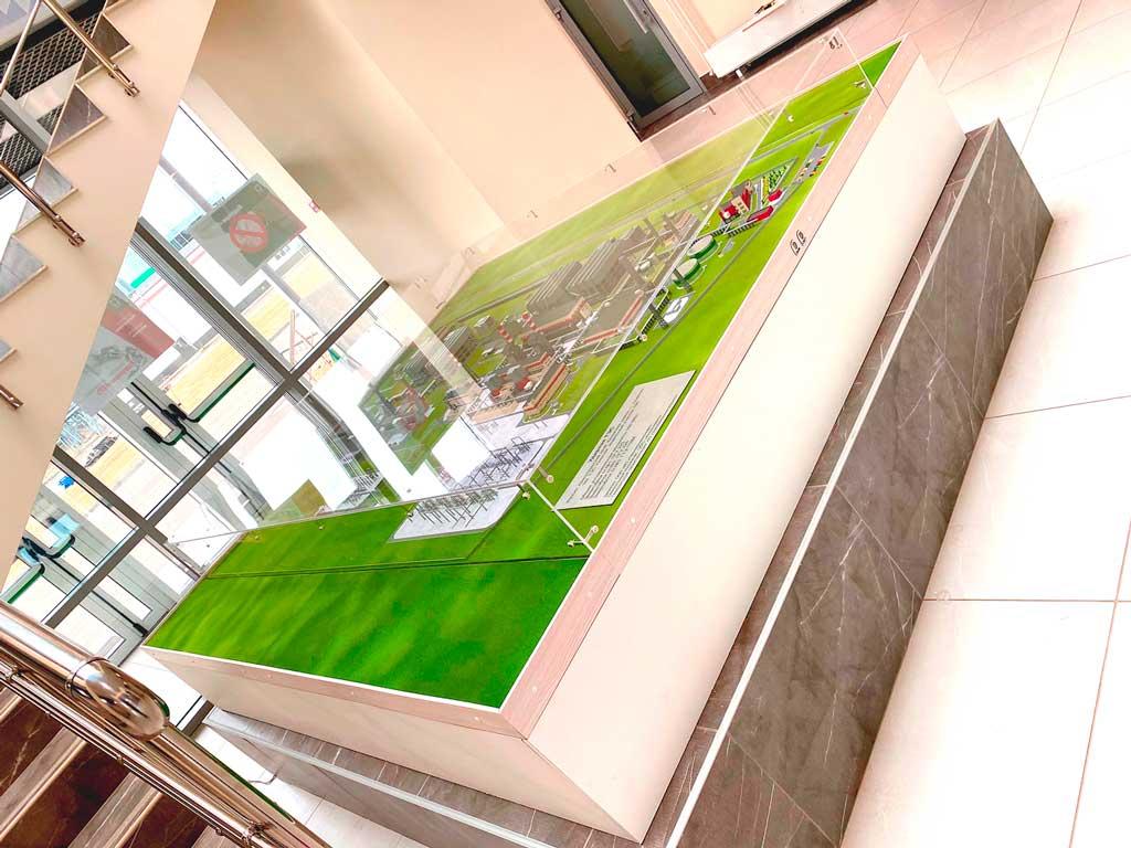 Представляем вашему вниманию потрясающий макет легендарного КАМАЗа, специально оборудованного для перевозки сжиженного газа! Этот не просто уменьшенная копия – это произведение искусства, идеально подходящее для ценителей масштабных моделей, коллекционеров грузовиков и всех, кто ценит качество и детализацию.