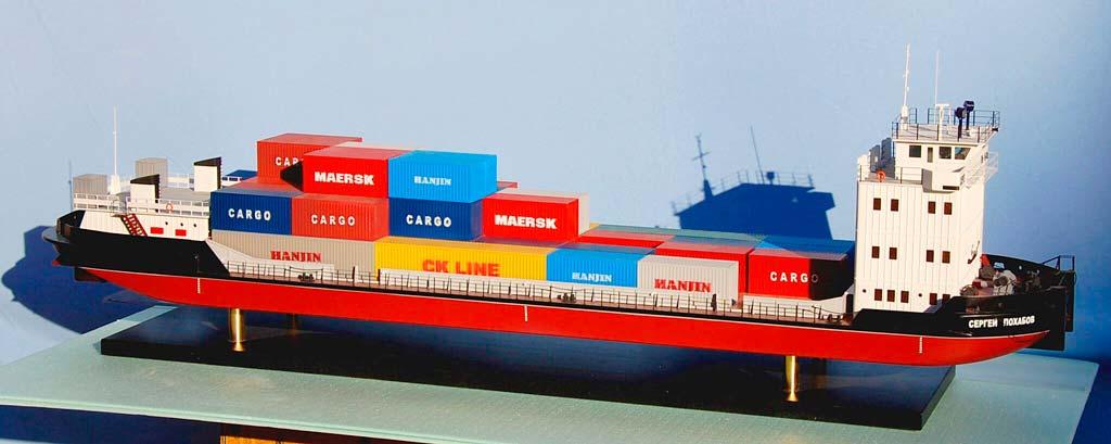 3‑D масштабная модель контейнеровоза с контейнерами Maersk, Hanjin и C.K. Line: детализированная экспозиция для логистики, образования и коллекционирования 3‑D масштабная модель морского контейнеровоза: на палубе — разноцветные контейнеры с маркировкой Maersk, Hanjin, C.K. Line; корпус красно‑чёрный, надстройка белая; экспонат на подставке для демонстрации принципов морских грузоперевозок
