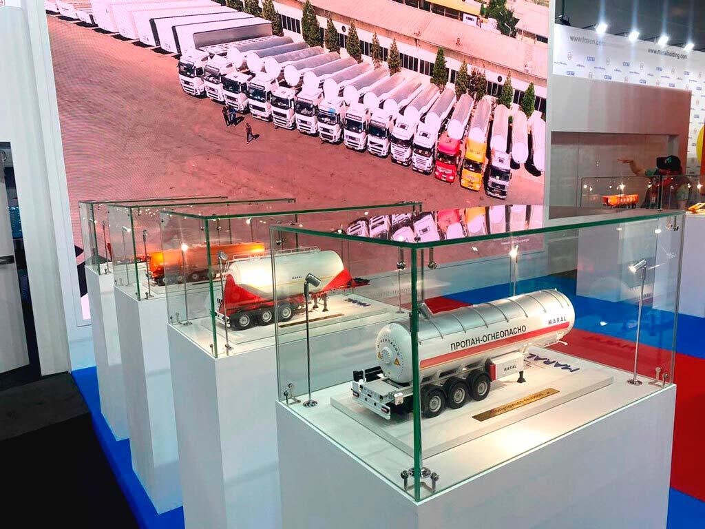 Макет техники для выставки Камаз Молоко с цистерной серебристого цвета