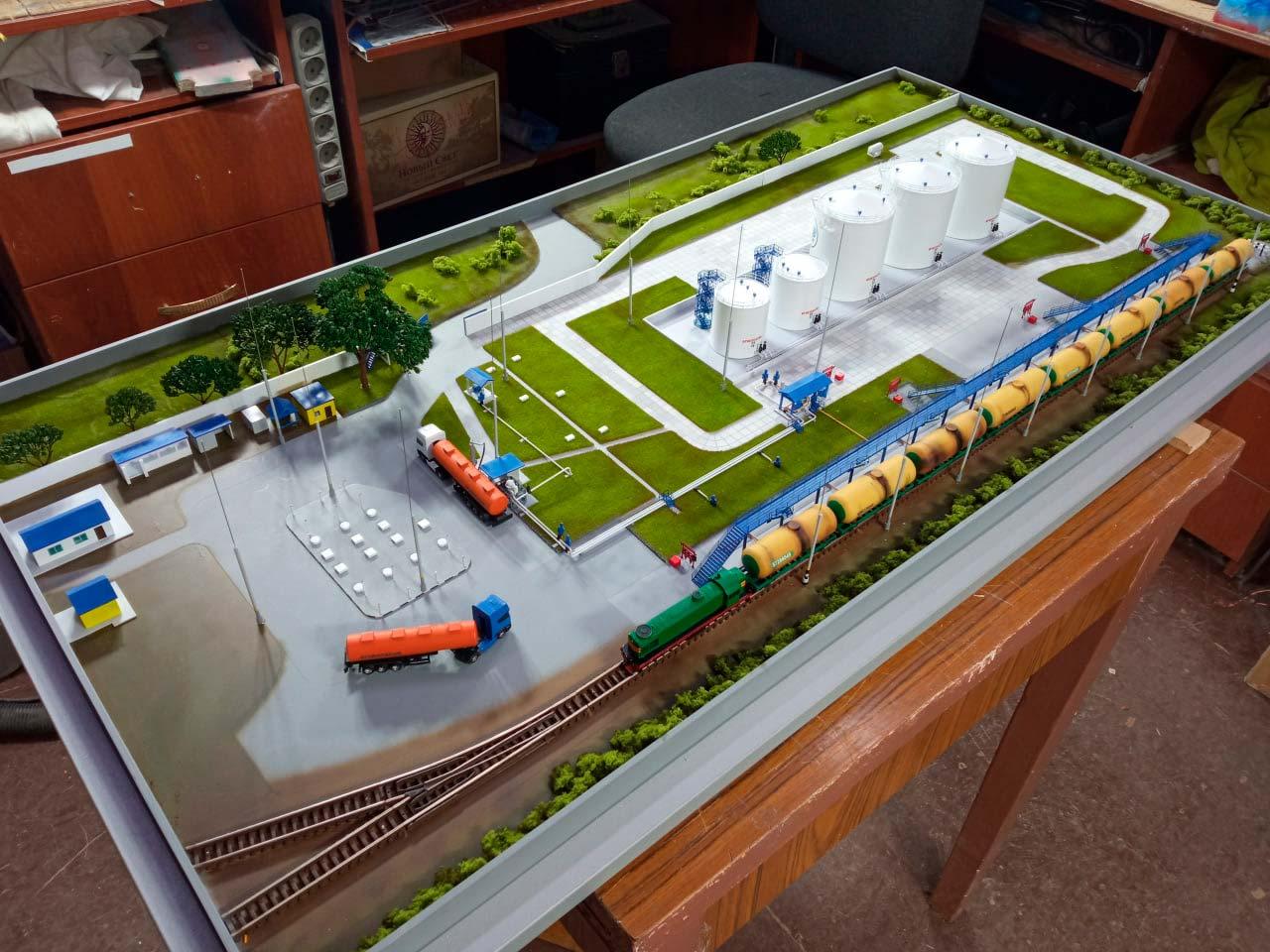 Макет техники на заказ для выставки грузовой автомобиль Камаз МЧС России с оборудованием с прозрачным кузовом.