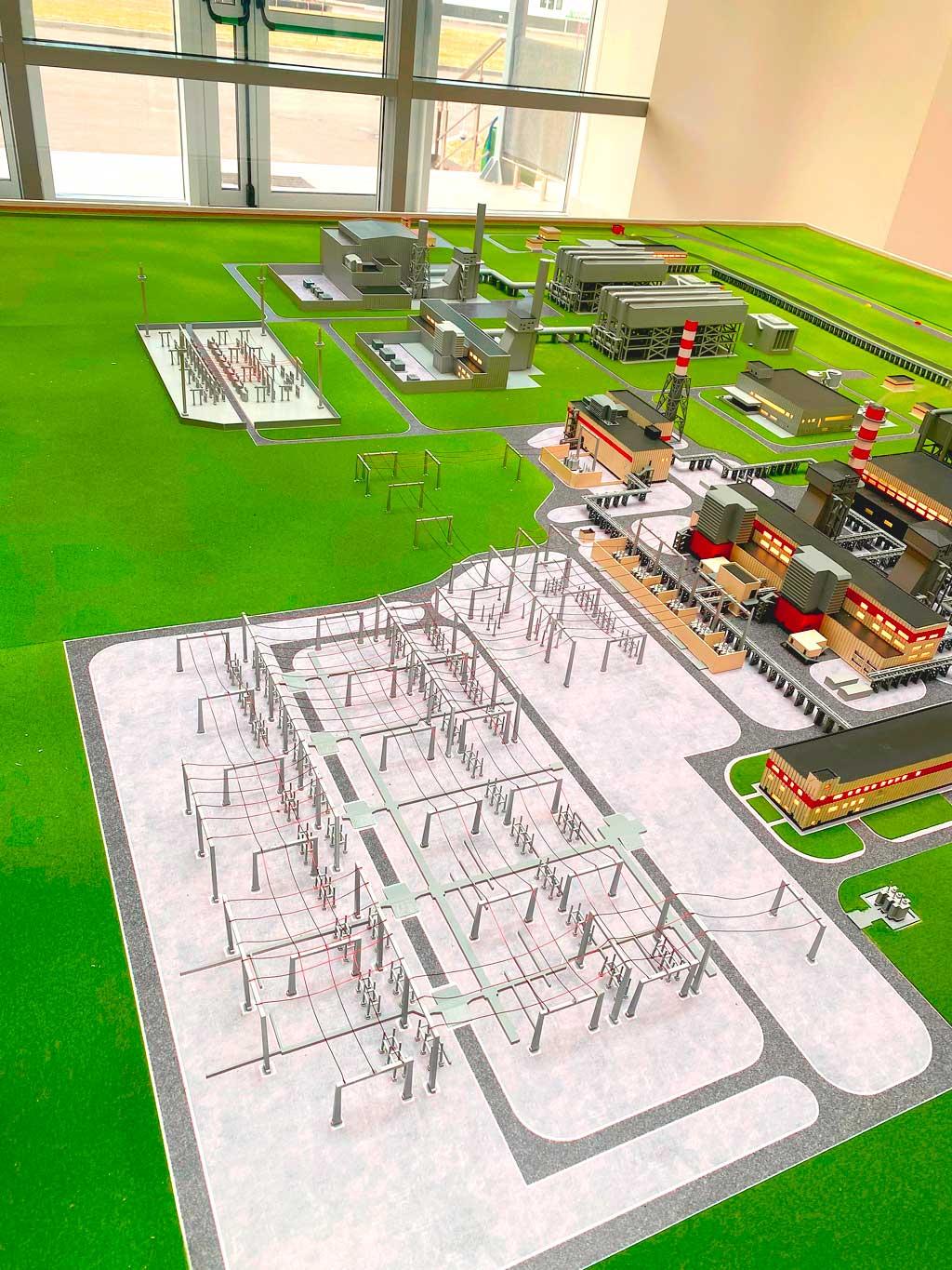 Макет техники на заказ для выставки грузовой автомобиль Краз гружённый понтоном.
