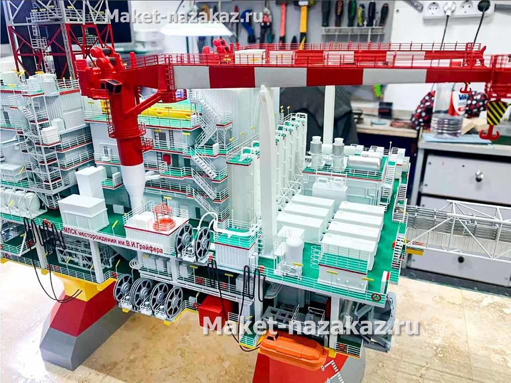 Макет техники на заказ для выставки грузовой автомобиль Краз гружённый понтоном.