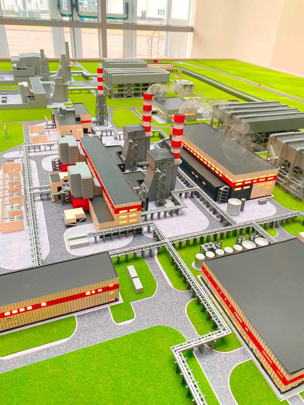 Макет техники на заказ для выставки грузовой автомобиль Камаз с антеннами и пеленгатором.