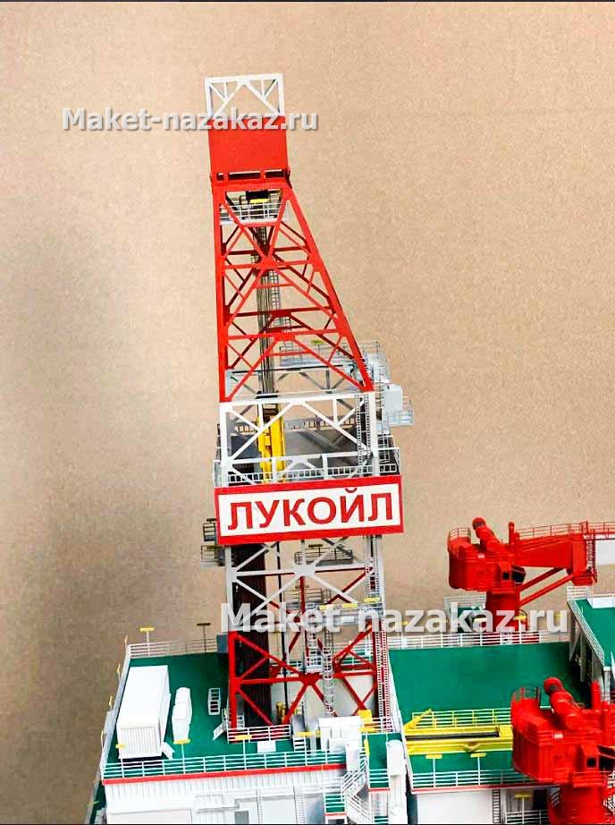 Макет техники на заказ для выставки грузовой автомобиль Краз гружённый понтоном.